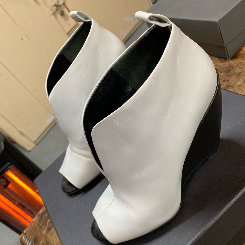 Very nice Kenneth Cole shoes